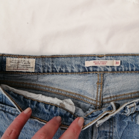 Levi's Premium Wedgie Straight Jeans in Tango Hustle Medium Wash Raw Hem 30 (10) - Picture 11 of 15